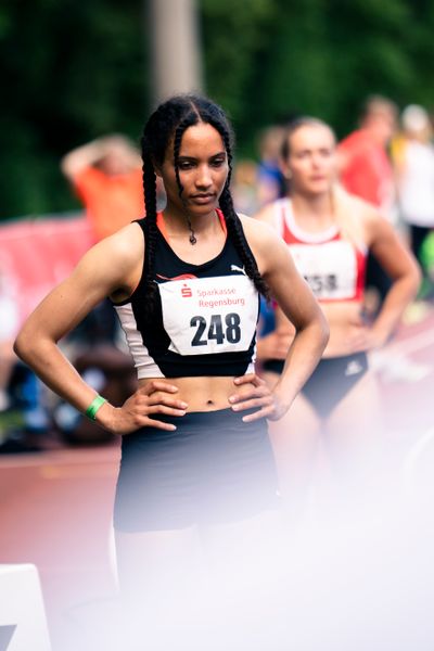 Naomi Hemmelmann (Track & Field Club Mainfranken) am 200m Start am 04.06.2022 waehrend der Sparkassen Gala in Regensburg